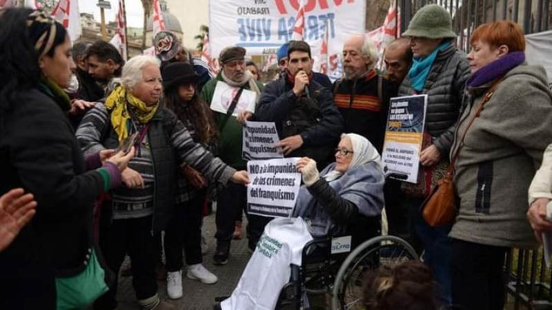 El integrante de varias agrupaciones de memoria histórica Matías Viotti con Nora Cortiñas, titular de Madres de Plaza de Mayo-Línea Fundadora y otros integrantes del movimiento.