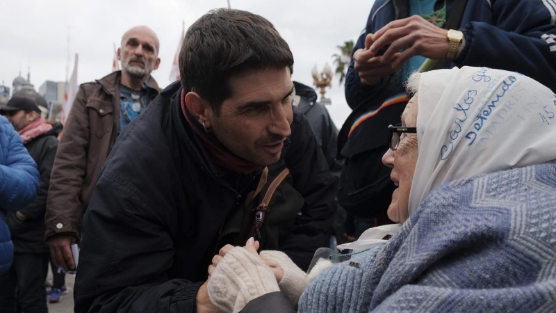 Matías Viotti con Nora Cortiñas, titular de Madres de Plaza de Mayo-Línea Fundadora.