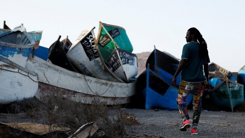 11/08/2022. Mohamed Fane frente al cementerio de barcos abandonados en las islas Canarias, a 4 de agosto de 2022.