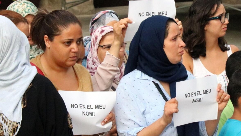 Veïns de Ripoll, entre ells membres de la comunitat musulmana del municipi, es van manifestar l'endemà dels atemptats amb cartells amb el lema 'no en el meu nom'.