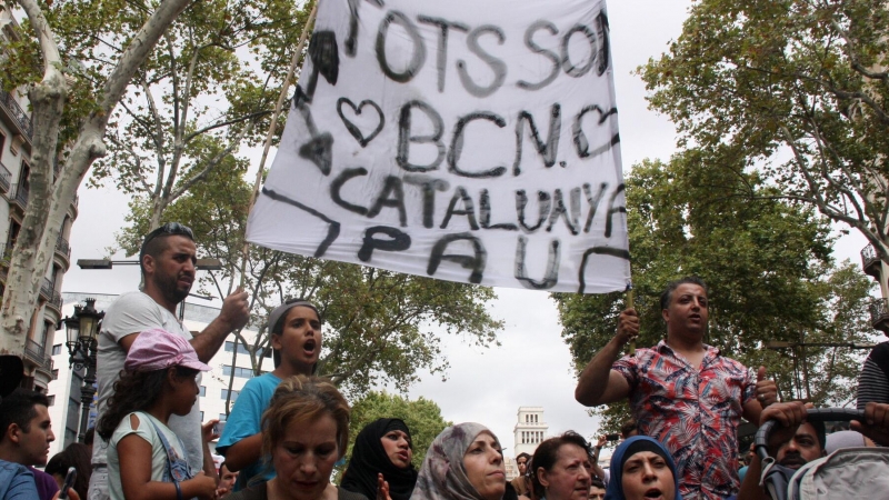 La concentració de persones musulmanes per condemnar el terrorisme a les Rambles després dels atemptats, amb diferents persones sota una pancarta que diu 'Tots som Barcelona'.