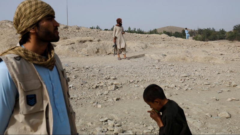 Un combatiente talibán cerca del lago Qargha en Kabul, Afganistán, 29 de julio de 2022.