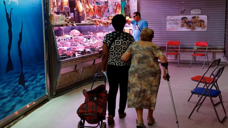 Dos mujeres hacen la compra en un mercado de Madrid.