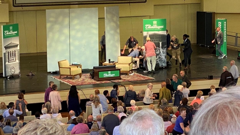 El escritor Salman Rushdie recibe ayuda después de recibir varias puñaladas en el escenario, antes de su intervención en un acto en el Instituto Chautauqua, en Nueva York. REUTERS