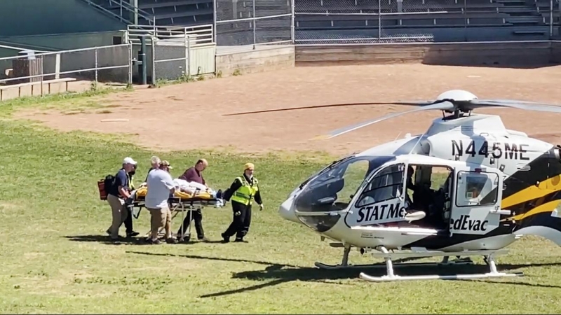 El escritor Salman Rushdie es trasladado en camilla al helicóptero que le llevará al hospital para ser tratado de las heridas recibidas tras ser apuñalado en un acto en Nueva York. EFE/EPA/HoratioGates3