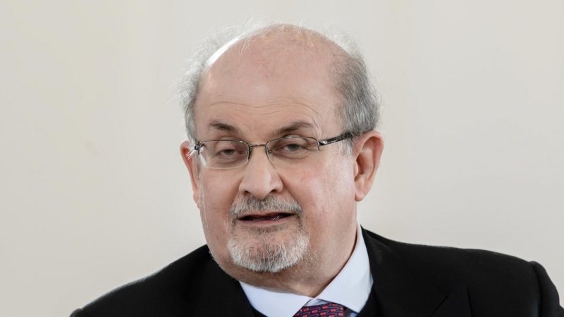 El escritor indio-británico Salman Rushdie, que fue atacado tras la publicación de su libro 'Los versos satánicos'.