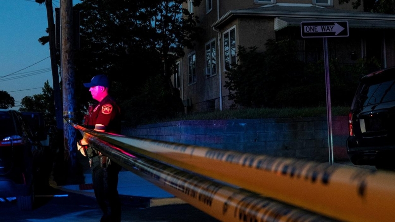 13/08/2022 Un oficial de policía de Nueva Jersey hace guardia cerca del edificio donde vive el agresor de Salman Rushdie, Hadi Matar, en Fairview, a 12 de agosto de 2022.