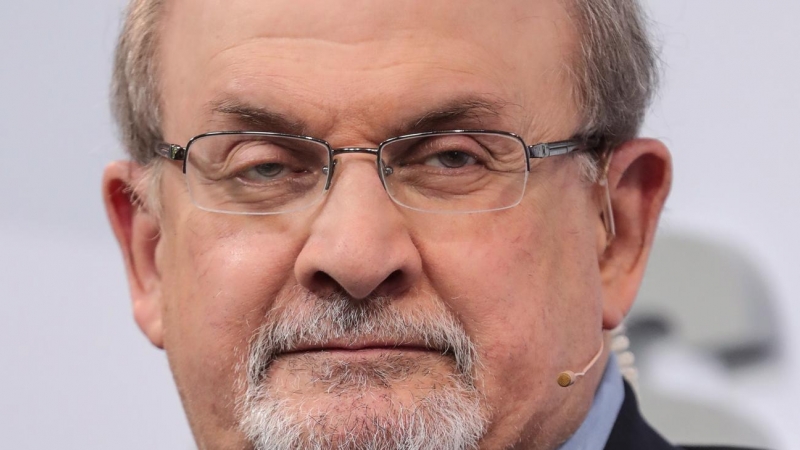 El escritor Salman Rushdie, que fue atacado con cuchillo en una presentación en Nueva York.