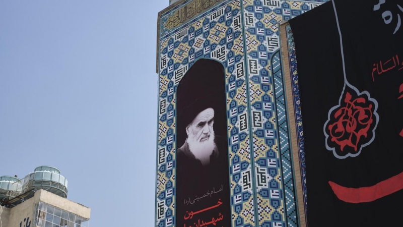 Retrato del ayatolá iraní Ruholá Jomeiní en el santuario Saleh, Irán.