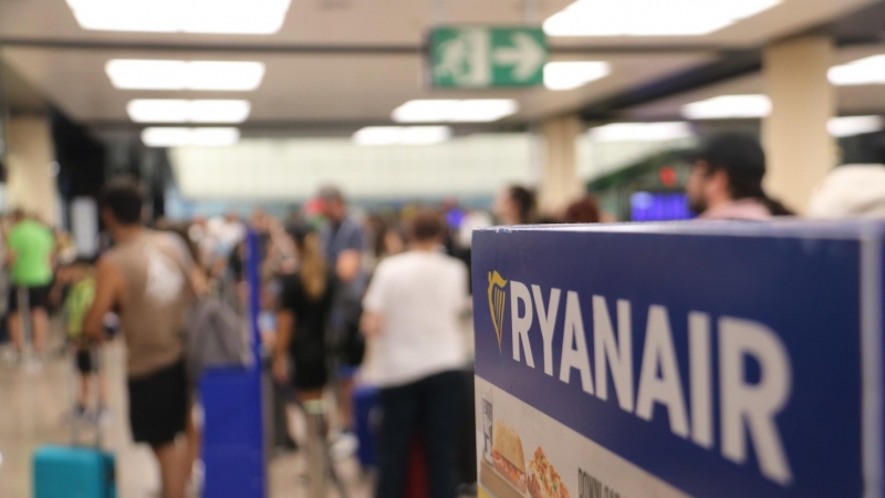15/08/2022 - Viatgers de Ryanair a l'aeroport del Prat aquest dilluns.
