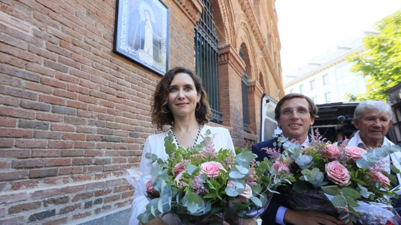 La presidenta de la Comunidad de Madrid, Isabel Díaz Ayuso, y el alcalde de la capital, José Luis Martínez-Almeida (2d), se dirigen a hacer una ofrenda floral en honor a la Virgen de la Paloma, este lunes, en Madrid.