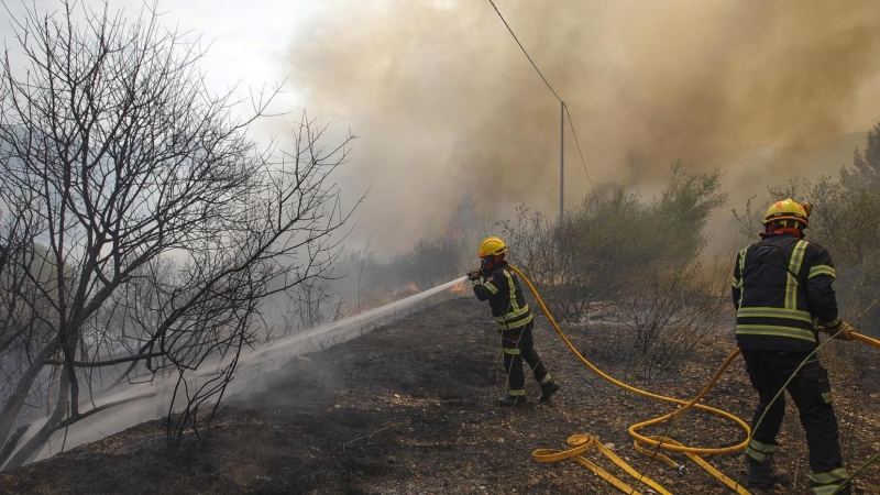 Continúan las labores de extinción del incendio forestal de Vall d'Ebo (Alicante), a 14 de agosto de 2022.