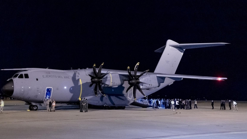 Varios afganos llegan a la Base Aérea de Torrejón de Ardoz, en el primer vuelo con refugiados afganos procedente de Islamabad a 11 de octubre de 2021.