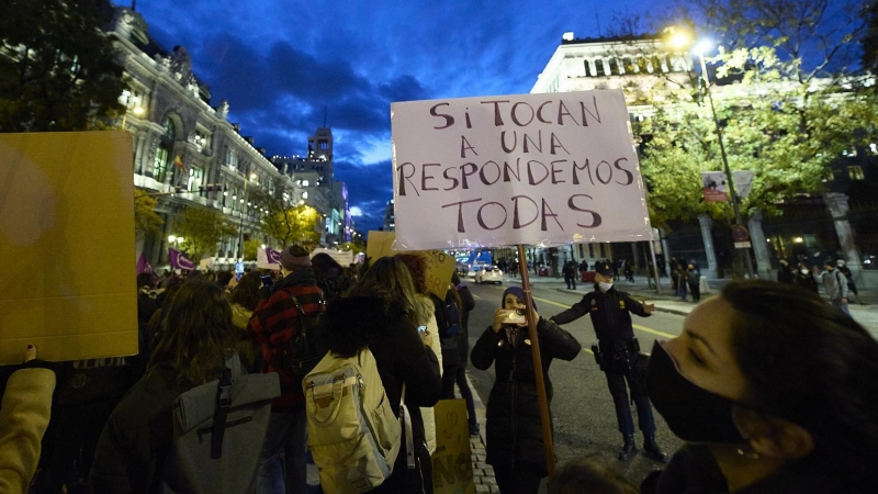 Un grupo de personas participa en una manifestación convocada por Movimiento Feminista contra la violencia machista el pasado 25 de noviembre de 2021 en Madrid.