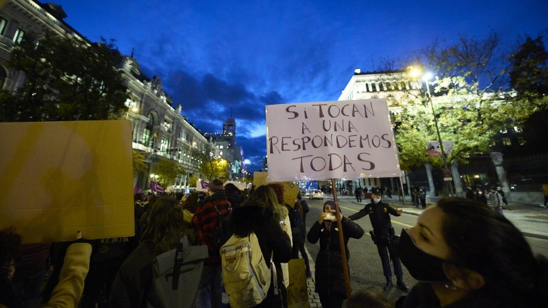 Un grupo de personas participa en una manifestación convocada por Movimiento Feminista contra la violencia machista el pasado 25 de noviembre de 2021 en Madrid.