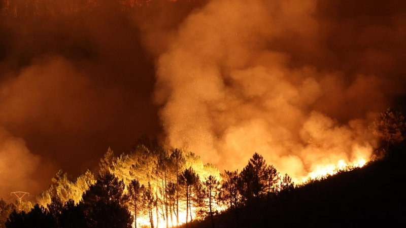 Vista del incendio que arrasa los alrededores de la localidad de Campobecerros, Ourense, en la madrugada de este lunes 15 de agosto de 2022.