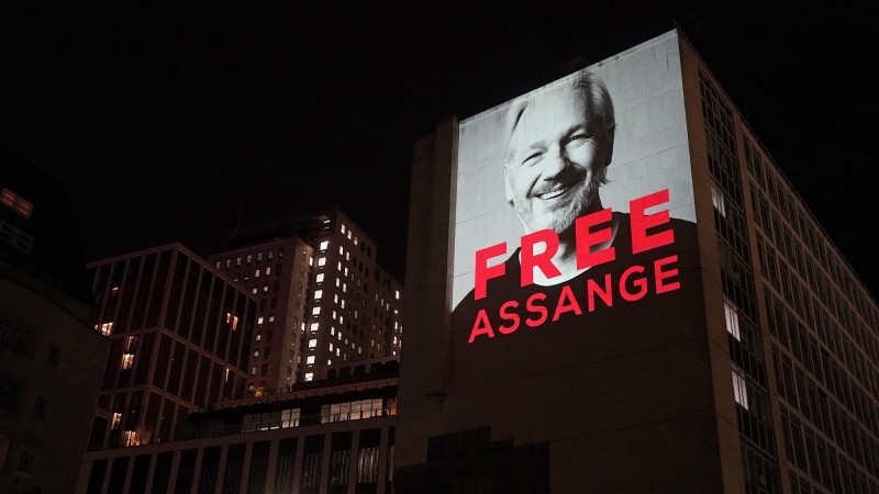 Una imagen de Julian Assange proyectada en un edificio del centro de Londres.