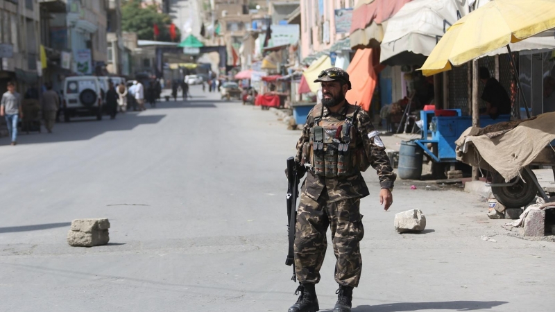 Un agente afgano vigila las inmediaciones de un atentado en Kabul el 3 de agosto de 2022.