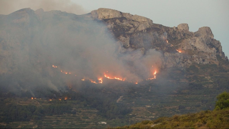 El incendio forestal que se declaró la noche del pasado sábado en Vall d,'Ebo, y que ha quemado cerca de 9.500 hectáreas y forzado al desalojo de más de un millar de personas.