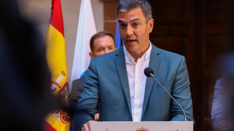 El presidente del Gobierno, Pedro Sánchez, ofrece declaraciones a los medios en La Palma.