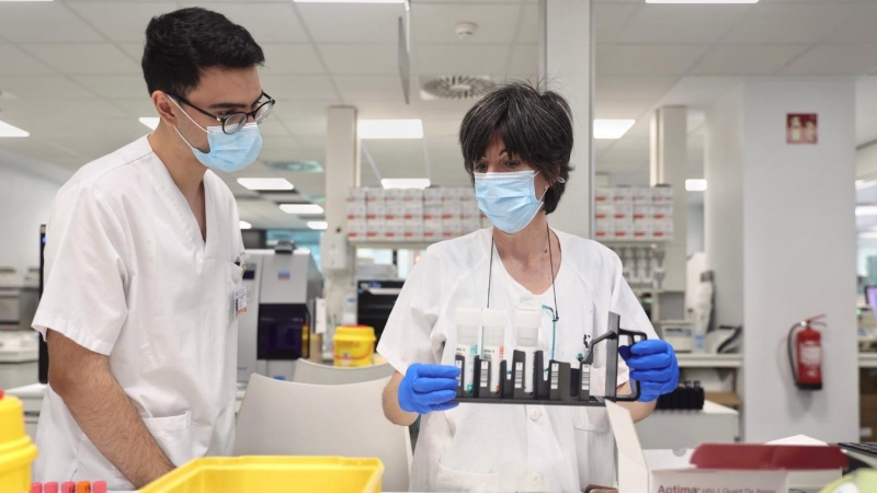 (31/05/22) Varios técnicos de laboratorio trabajan con pruebas PCR para la viruela del mono en el Hospital público Gregorio Marañón, a 31 de mayo de 2022, en Madrid.