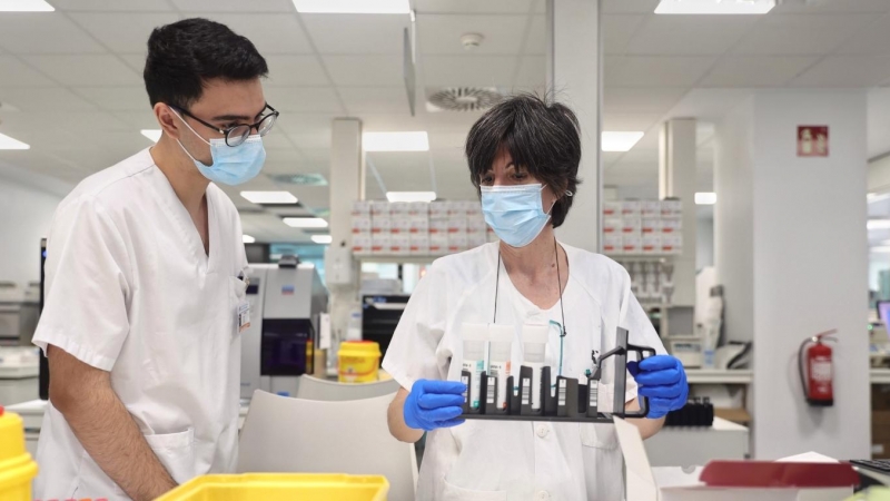 (31/05/22) Varios técnicos de laboratorio trabajan con pruebas PCR para la viruela del mono en el Hospital público Gregorio Marañón, a 31 de mayo de 2022, en Madrid.