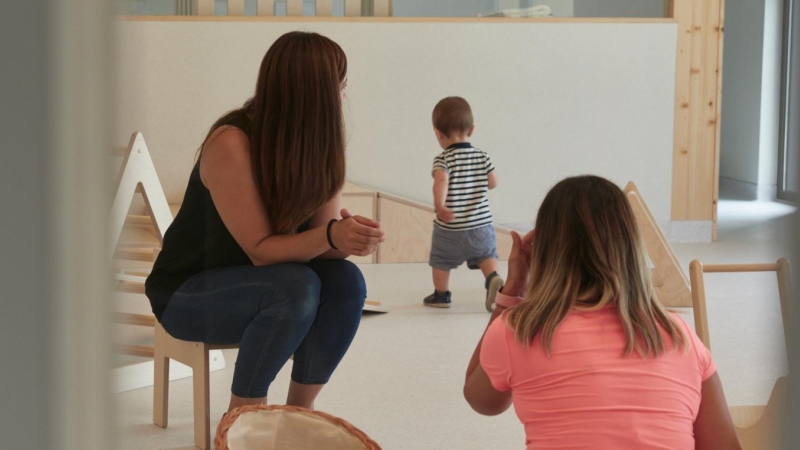 (16/8/22) Un niño camina en las instalaciones de la nueva escuela infantil de Lezkairu, a 16 de agosto de 2022, en Pamplona