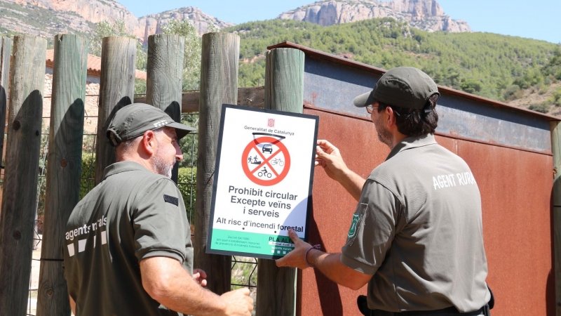 12/08/2022 - Agents rurals tallant l'accés al Parc Natural de la Serra del Montsant fa uns dies a causa de l'alt risc d'incendi per la calor extrema.