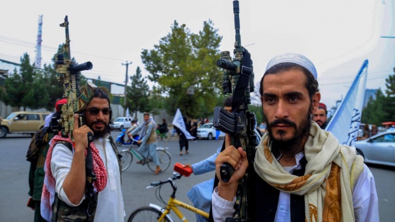 17/8/22 Dos hombres armados, durante la celebración del aniversario de la llegada de los talibanes al poder el pasado lunes.