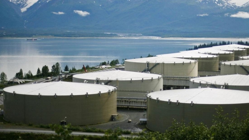 Instalaciones de almacenamiento de crudo en Alaska. Reuters