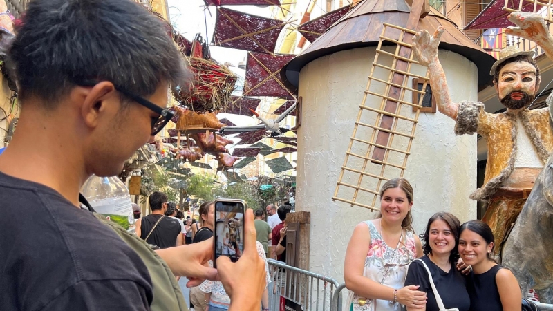 Visitants fent-se fotos a les festes de Gràcia.