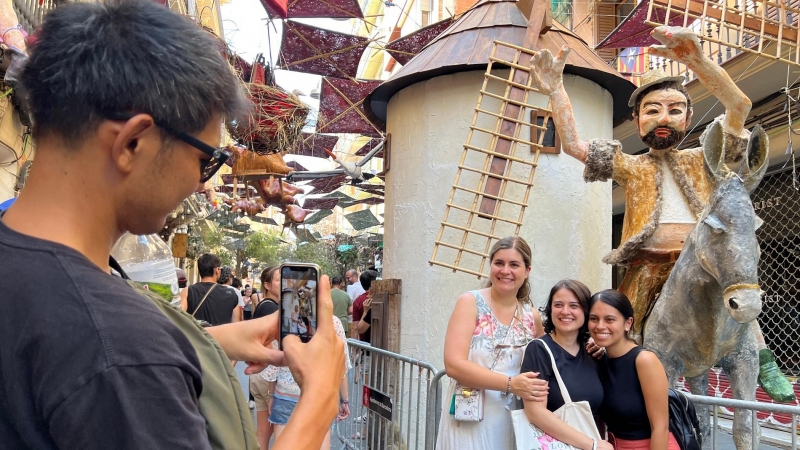Visitants fent-se fotos a les festes de Gràcia.