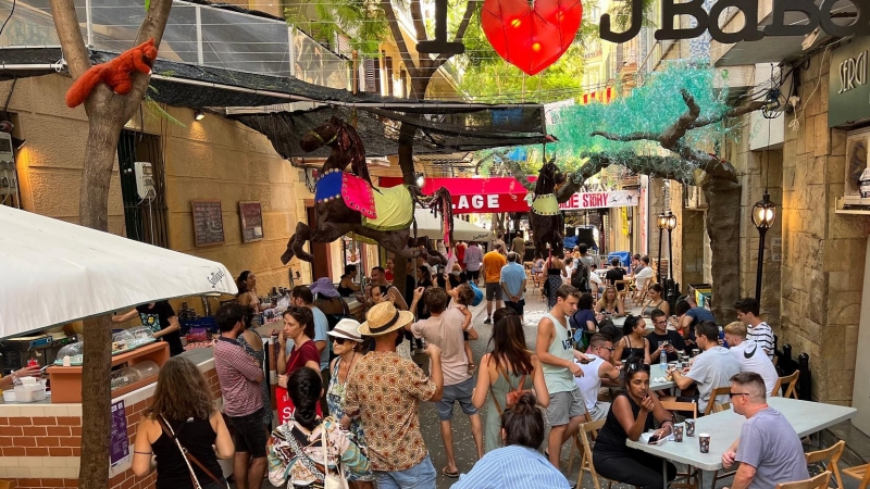 Visitants en un carrer decorat del barri de Gràcia.