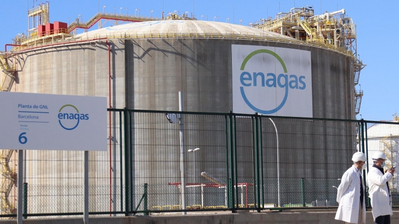 Un dels dipòsits de la planta de regasificació d’Enagás de Barcelona.