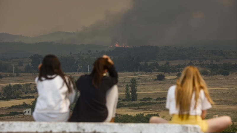 Varias personas observan las llamas y el humo del incendio en Bejís desde el municipio de El Toro, a 17 de agosto de 2022, en Castelló, País Valencià (España).