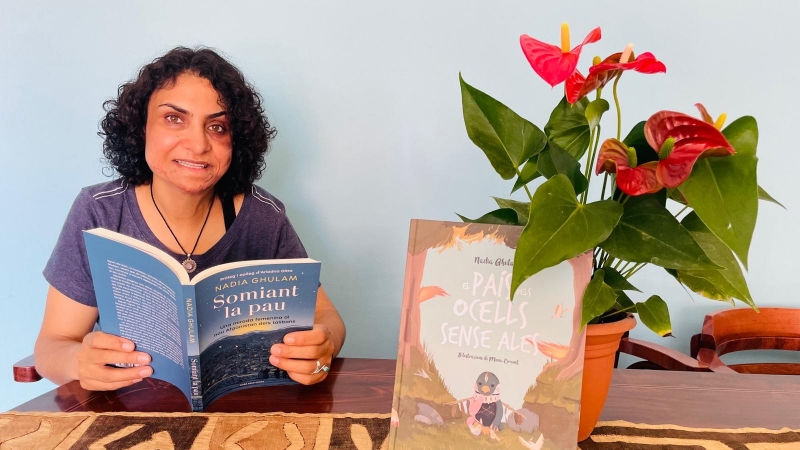Nadia Ghulam con dos de sus títulos publicados.
