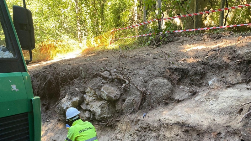 18/8/22 El arqueólogo de la empresa contratada por la Diputación de Ourense, ante los nuevos restos arqueológicos descubiertos en Rocas y que serán también destruidos.