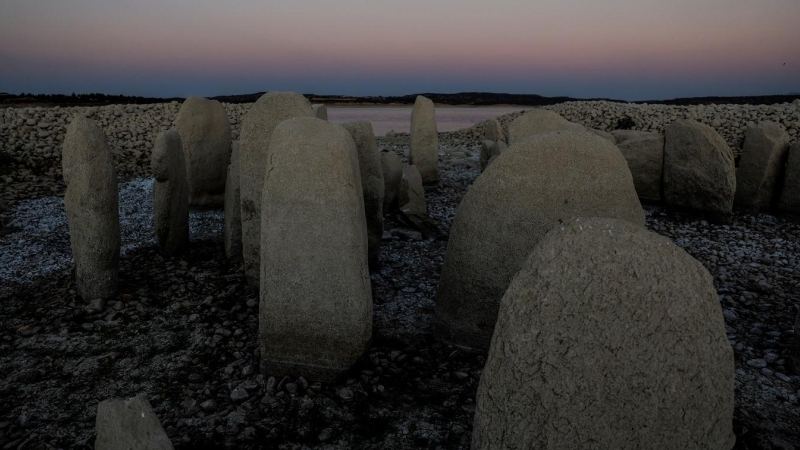 El dolmen de Guadalperal, también conocido como el 'Stonehenge español', reaparece por el retroceso de las aguas del embalse de Valdecañas en las afueras de El Gordo (Cáceres). REUTERS/Susana Vera