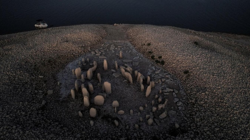 El dolmen de Guadalperal, también conocido como el 'Stonehenge español', reaparece por el retroceso de las aguas del embalse de Valdecañas en las afueras de El Gordo (Cáceres). REUTERS/Susana Vera