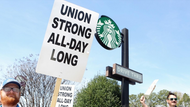 Protesta en apoyo de siete trabajadores de Starbucks despedidos en represalia por organizar un sindicato. En Memphis, Tennessee (EEUU) a 16 de agosto de 2022.