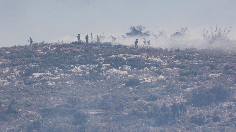 Miembros de las Brigadas de Refuerzo de Incendios Forestales (BRIF) trabaja en el incendio forestal que va desde Alcublas hasta las poblaciones de Bejis, Teresa, Toras y Altura en la comarca del Alto Palancia (Castellón), a 18 de agosto de 2022, en Alcubl