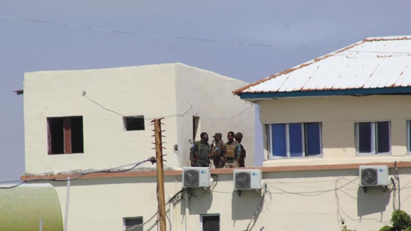 Oficiales de seguridad somalíes inspeccionan la escena de un ataque en el Hotel Hayat en Mogadiscio, Somalia.