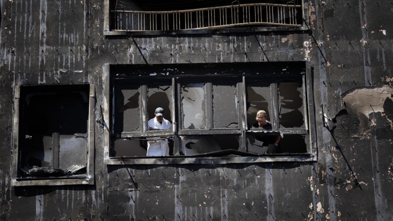 20/08/2022-Unos vecinos del pueblo de Bejís (Castellón), comprueban los desperfectos ocasionados en su vivienda a su regreso al pueblo tras ser evacuado por el incendio forestal iniciado el lunes y que encara este sábado horas críticas por vientos errátic