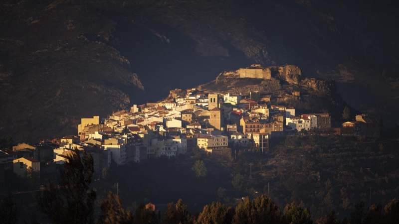 20/08/2022-Vista general del pueblo de Bejís, con los alredores quemados debido al incendio forestal que ha evolucionado favorablemente a lo largo de la noche y a primeras horas de la mañana no presenta llamas en la mayor parte del perímetro.