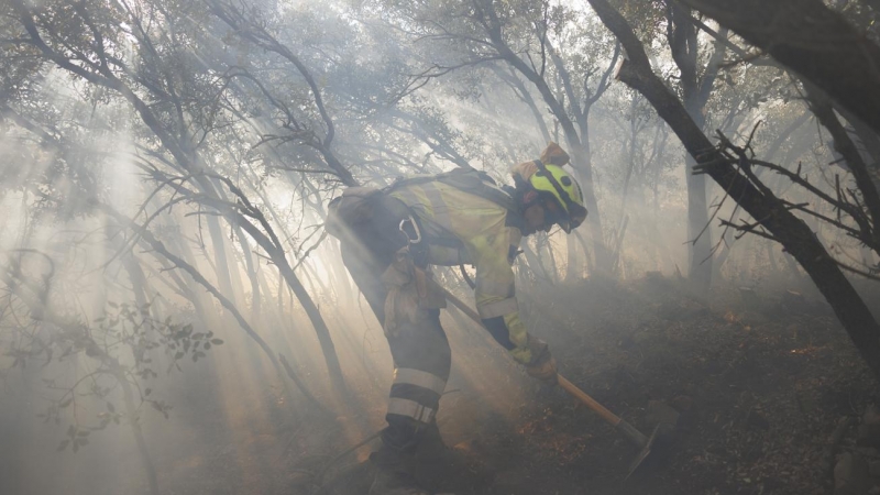20/08/2022-Un brigada forestal de Castilla-La Mancha realiza labores de extinción este sábado, tras el incendio