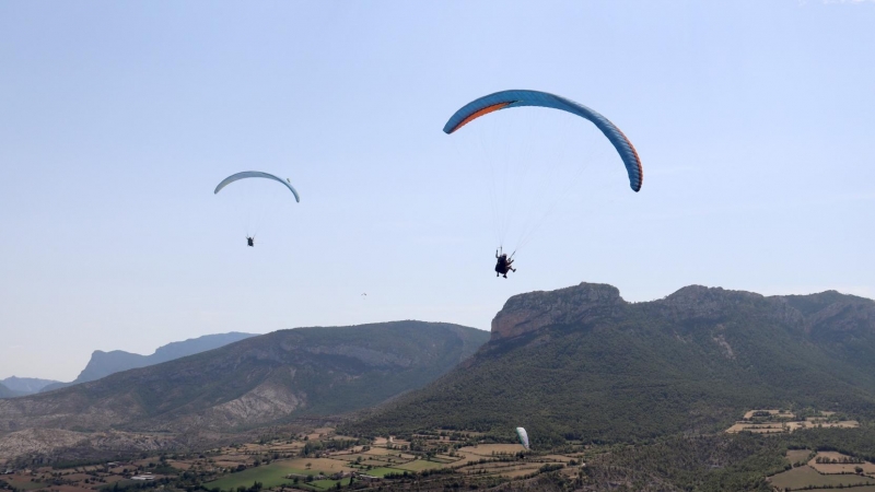 21/08/2022 - Diverses persones volen amb parapent a Organyà (Alt Urgell).
