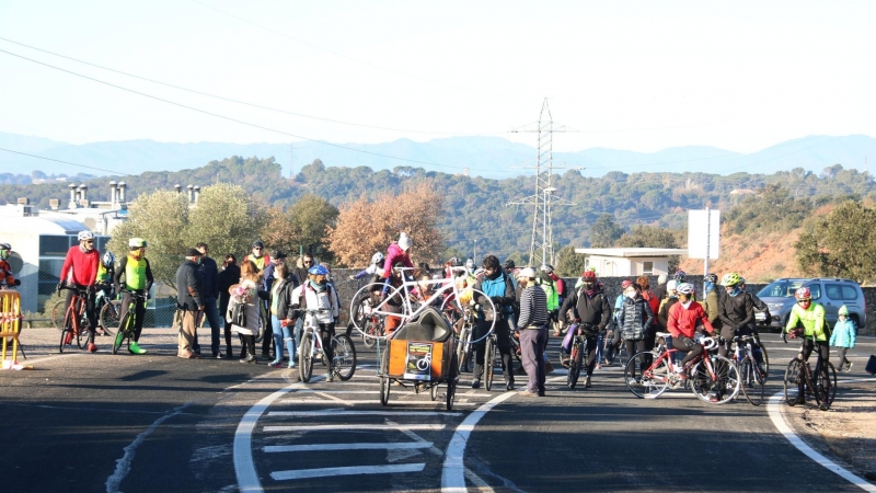 23/01/2022 - Desenes de ciclistes tallen una carretera a Quart (Gironès) per demanar més seguretat, en una acció del gener.