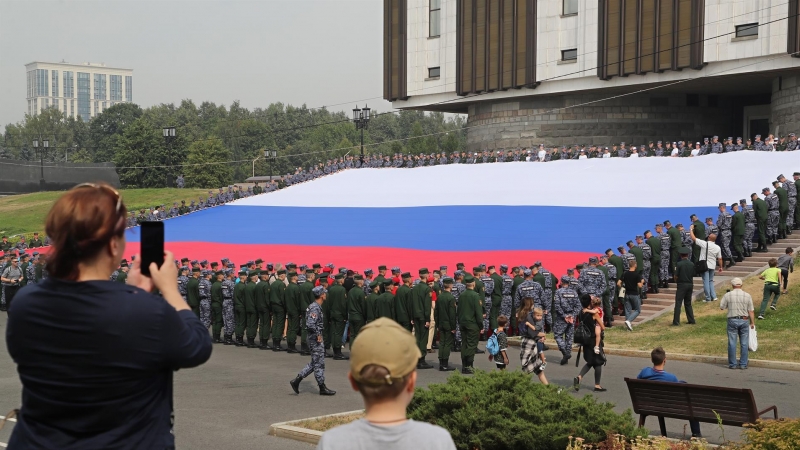 22/08/2022. Soldados rusos sostienen la bandera de su país en el Día Nacional de la Bandera de Rusia, a 22 de agosto de 2022 en Moscú.