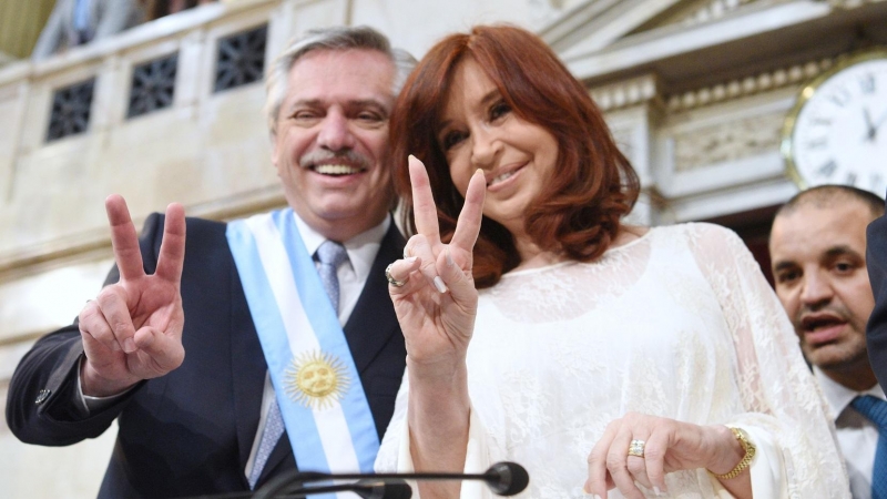 Argentina, Buenos Aires: el nuevo presidente argentino, Alberto Fernández (L), y la nueva vicepresidenta argentina, Cristina Fernández de Kirchner, posan con el signo de la victoria después de prestar juramento en el Congreso de la Nación Argentina.