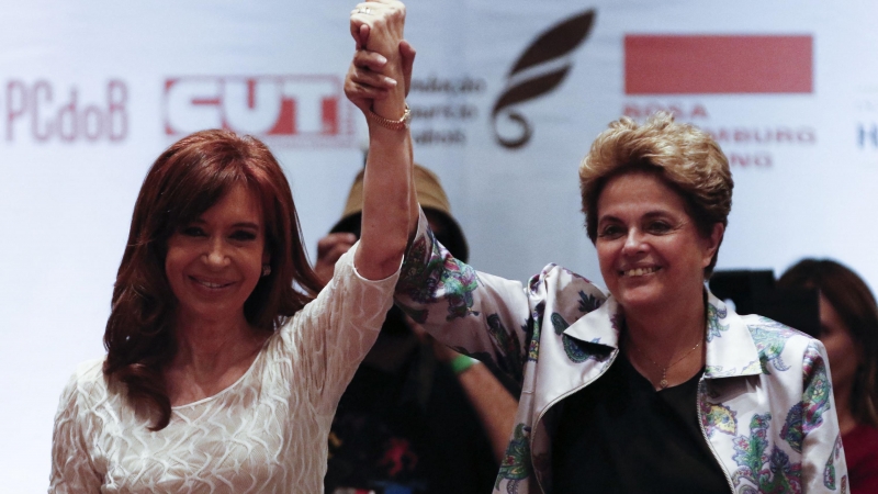 Gesto de las expresidentas Dilma Rousseff (D) de Brasil y Cristina Kirchner de Argentina durante la conferencia 'La lucha política en América Latina hoy', en Sao Paulo el 9 de diciembre de 2016.